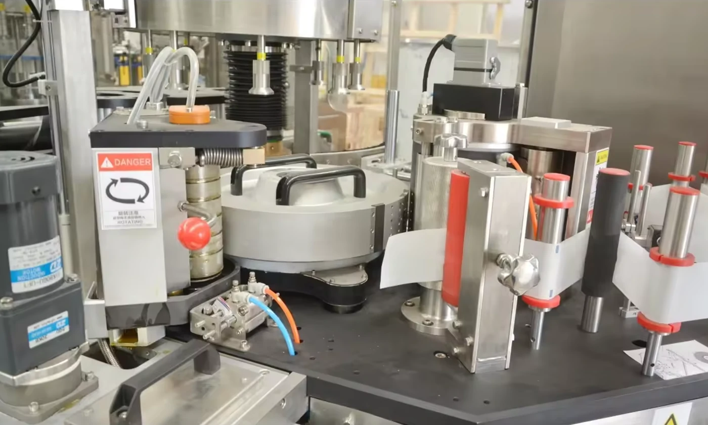 Automatic rotary OPP labeling machine: Bottle labeling machine